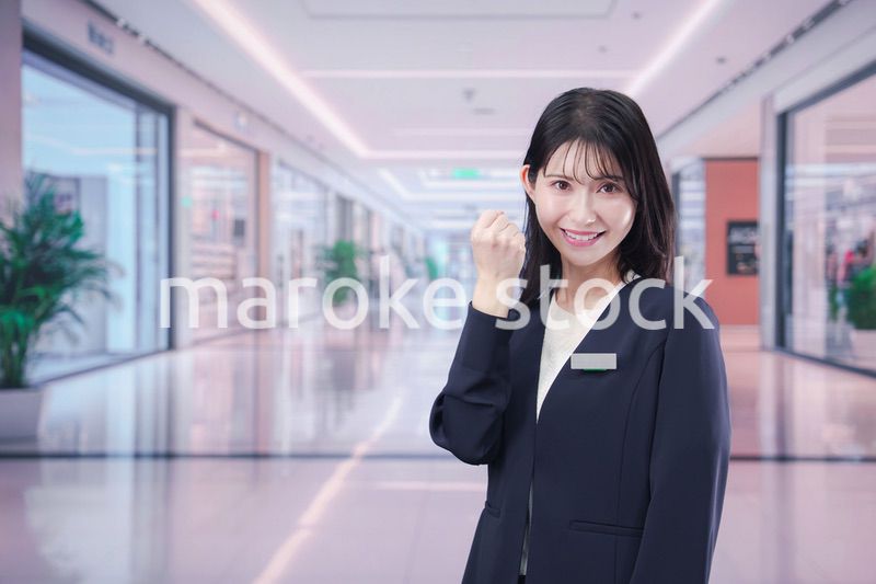 ショッピングモールで案内をするスタッフの女性