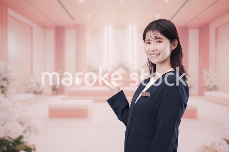 葬儀会社で接客をする若い女性スタッフ