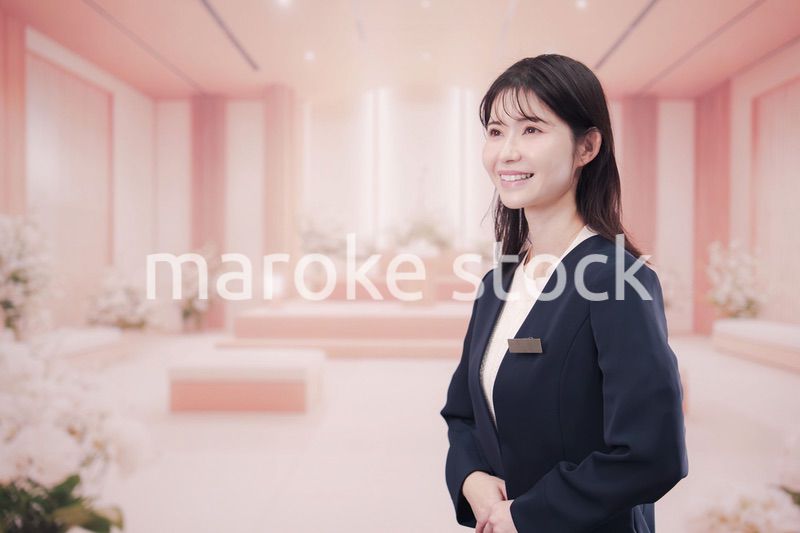 葬儀会社で接客をする若い女性スタッフ