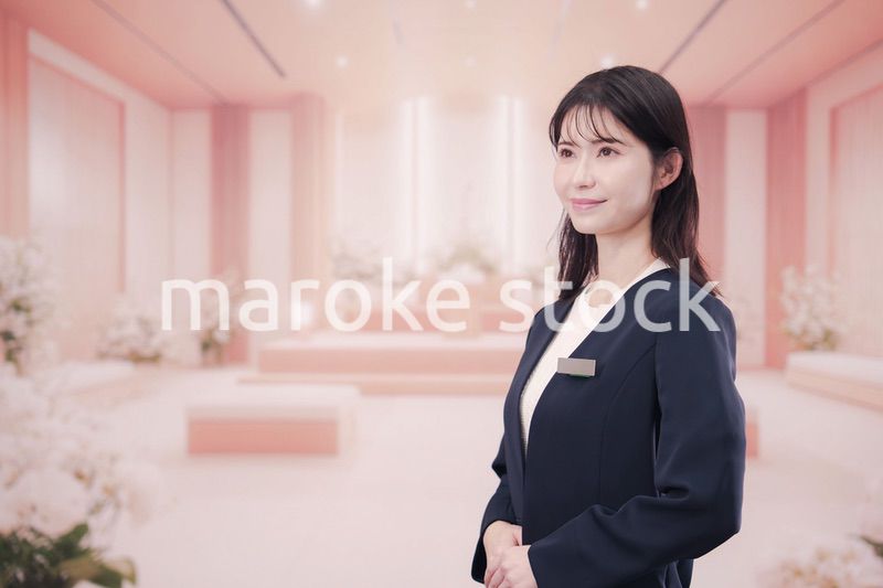 葬儀会社で接客をする若い女性スタッフ