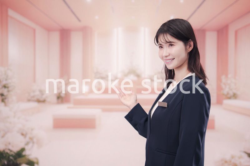 葬儀会社で接客をする若い女性スタッフ