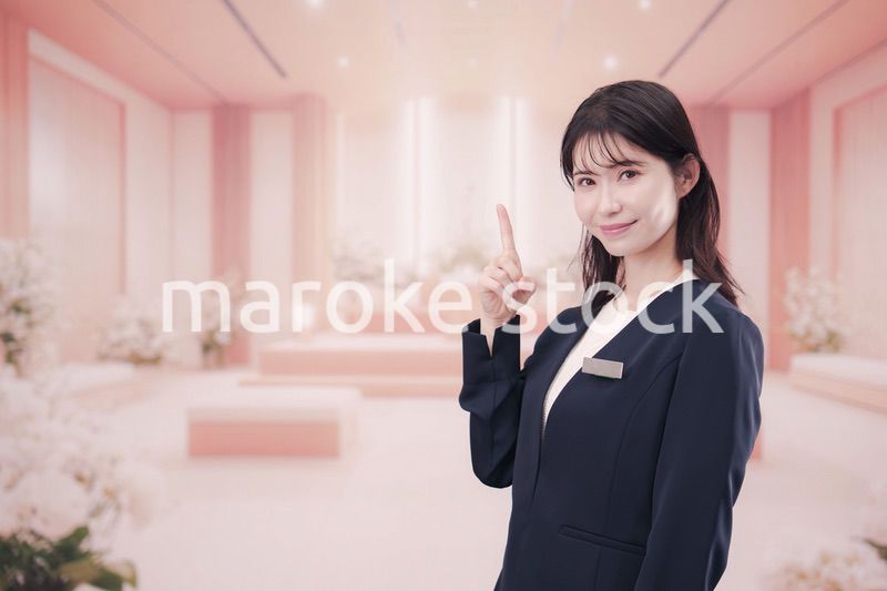 葬儀会社で接客をする若い女性スタッフ