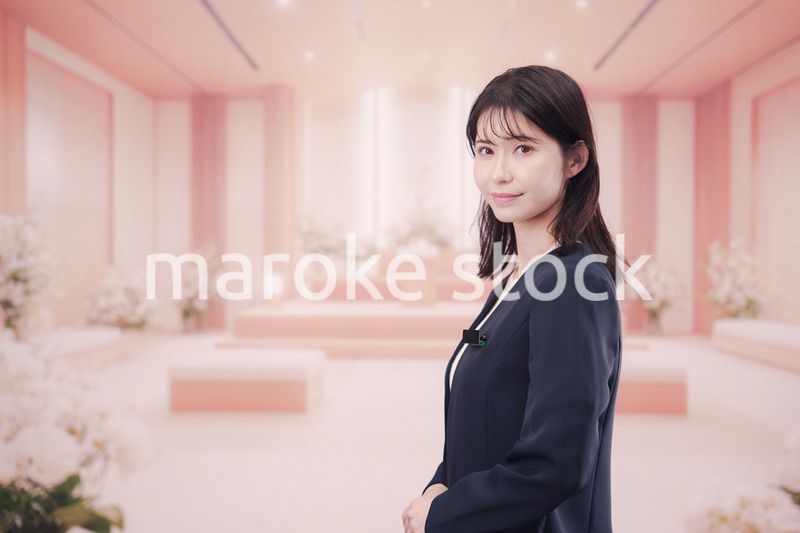 葬儀会社で接客をする若い女性スタッフ