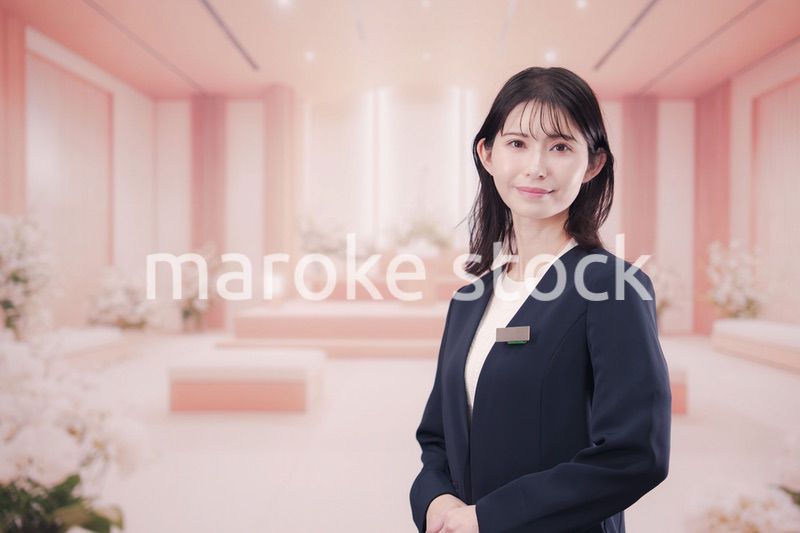 葬儀会社で接客をする若い女性スタッフ