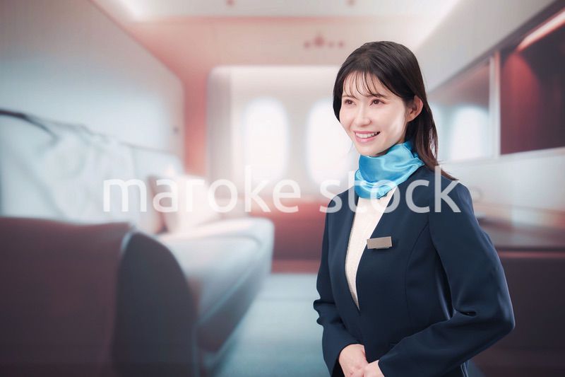 飛行機のファーストクラスを担当するキャビンアテンダント