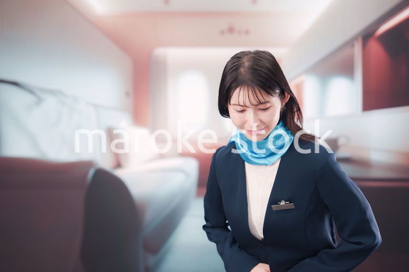 飛行機のファーストクラスを担当するキャビンアテンダント