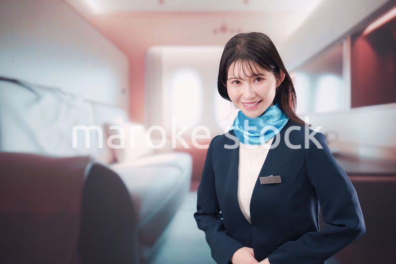 飛行機のファーストクラスを担当するキャビンアテンダント