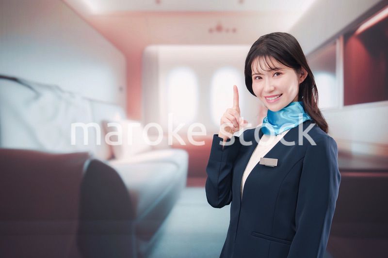 飛行機のファーストクラスを担当するキャビンアテンダント