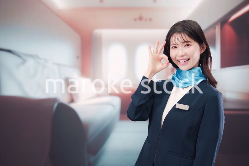 飛行機のファーストクラスを担当するキャビンアテンダント