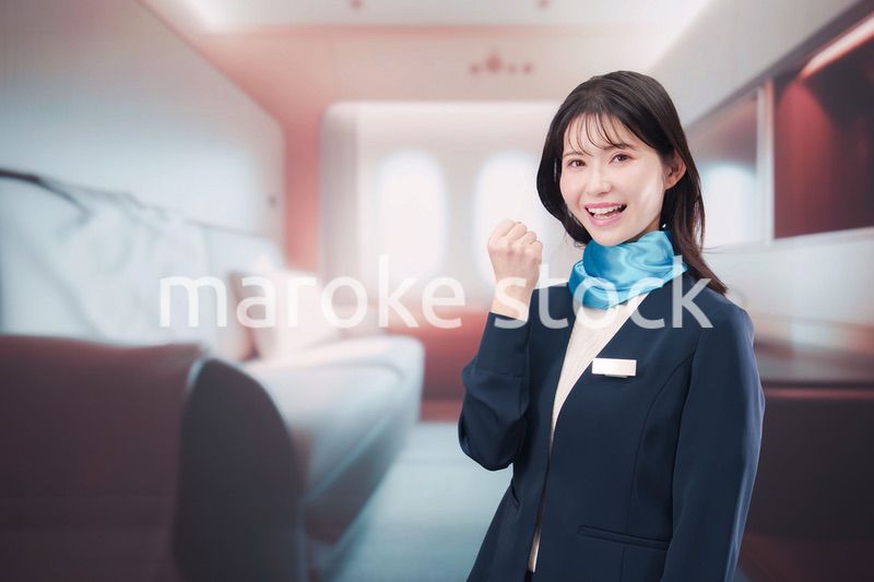 飛行機のファーストクラスを担当するキャビンアテンダント
