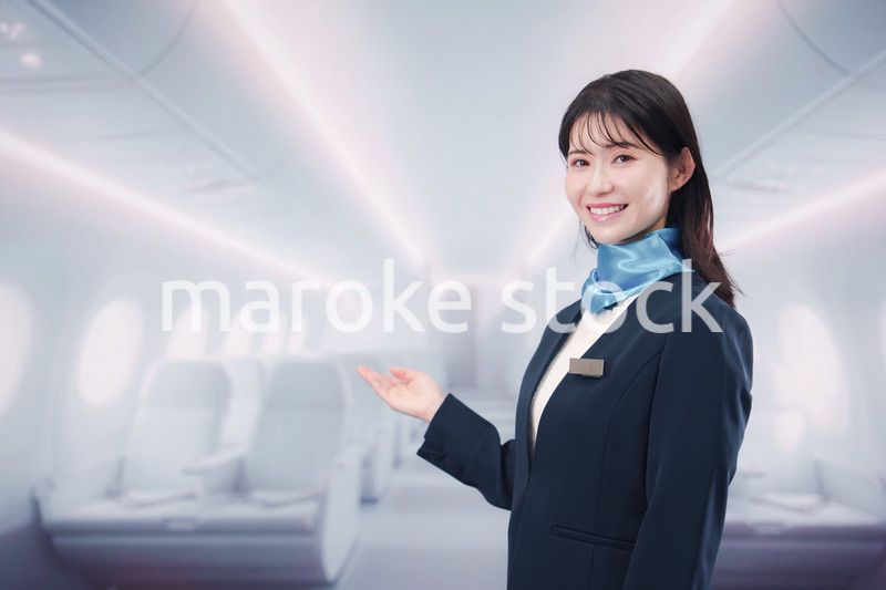 笑顔でお客様を迎えるキャビンアテンダント