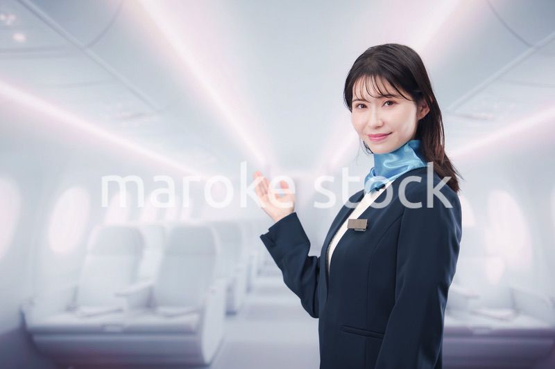 笑顔でお客様を迎えるキャビンアテンダント