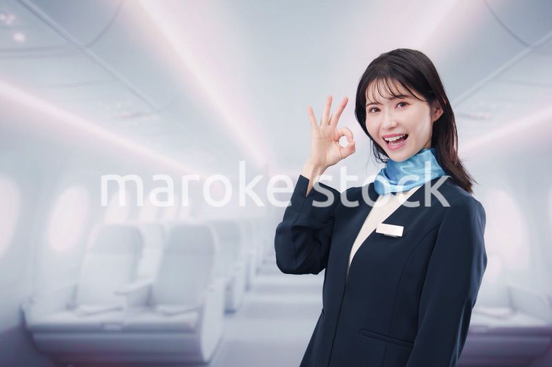 笑顔でお客様を迎えるキャビンアテンダント