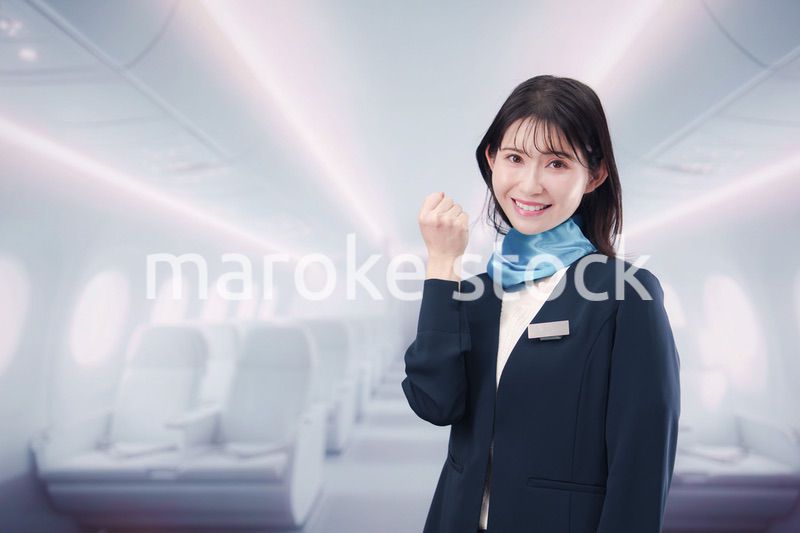 笑顔でお客様を迎えるキャビンアテンダント