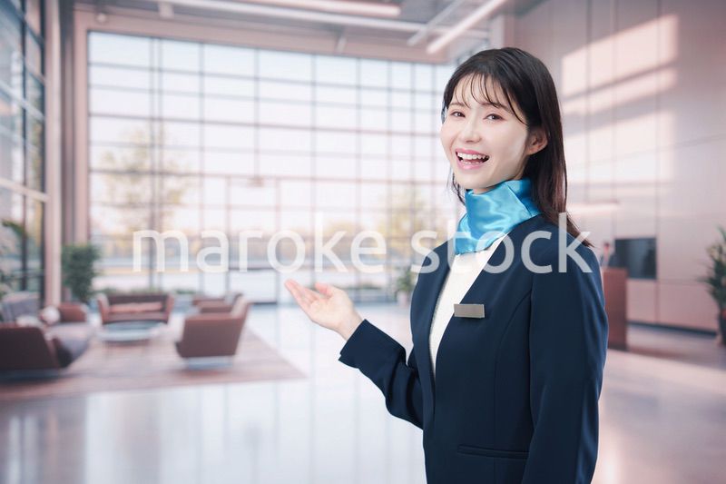 笑顔でご案内をする空港スタッフ