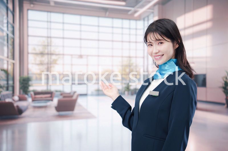 笑顔でご案内をする空港スタッフ