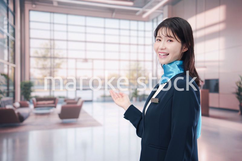 笑顔でご案内をする空港スタッフ