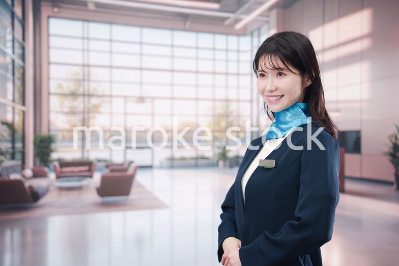 笑顔でご案内をする空港スタッフ