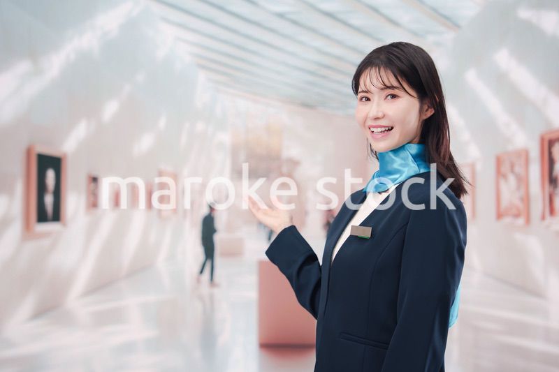 美術館・博物館で働く若い女性