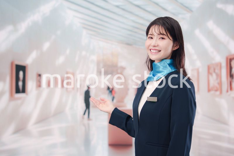 美術館・博物館で働く若い女性