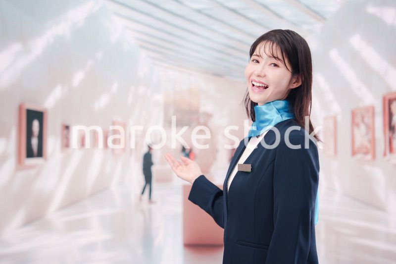 美術館・博物館で働く若い女性