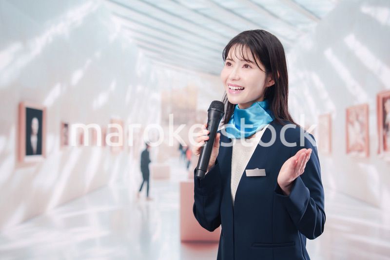 美術館で解説をする女性