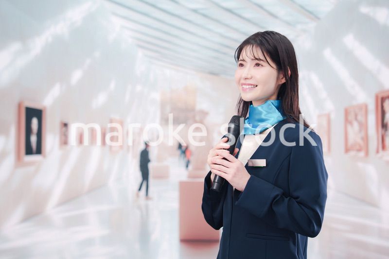 美術館で解説をする女性