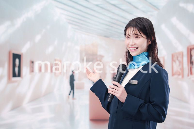 美術館で解説をする女性