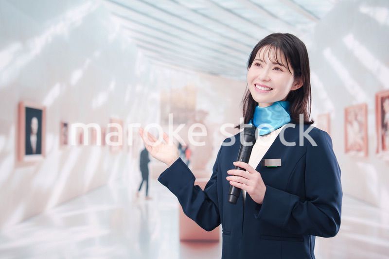 美術館で解説をする女性