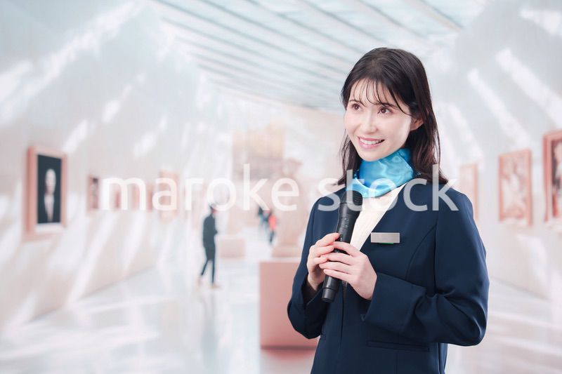 美術館で解説をする女性