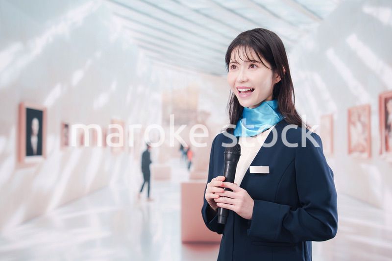 美術館で解説をする女性