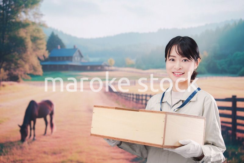 広い農園で働く農家の若い女性