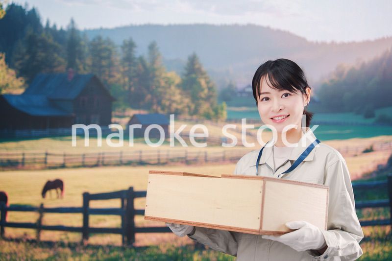 広い農園で働く農家の若い女性