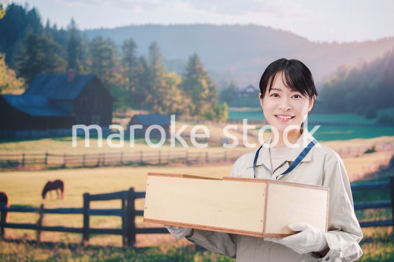 広い農園で働く農家の若い女性