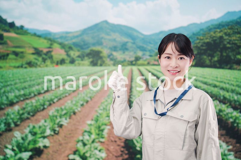 広い農園で働く農家の若い女性