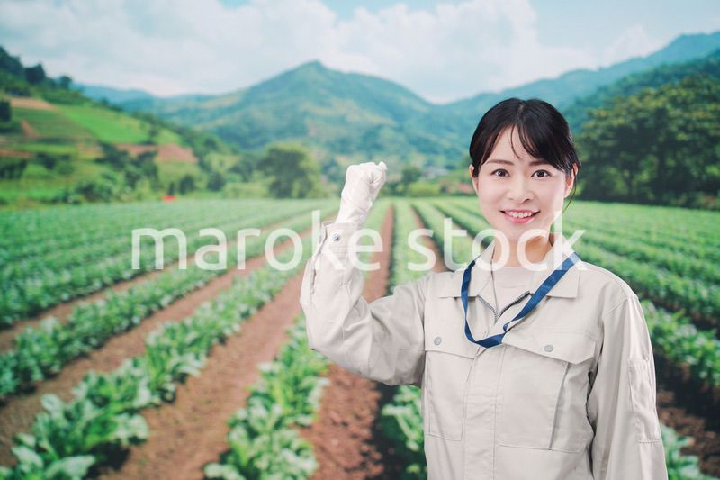 広い農園で働く農家の若い女性