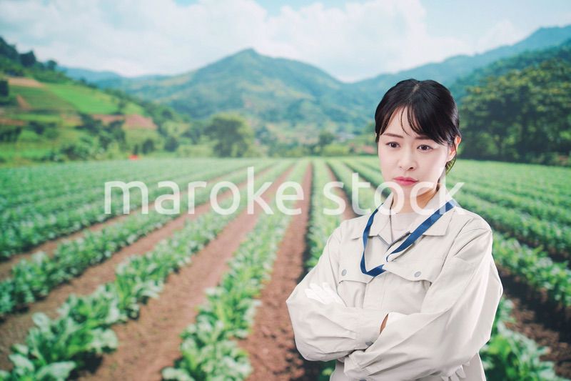 畑で悩む農家の若い女性