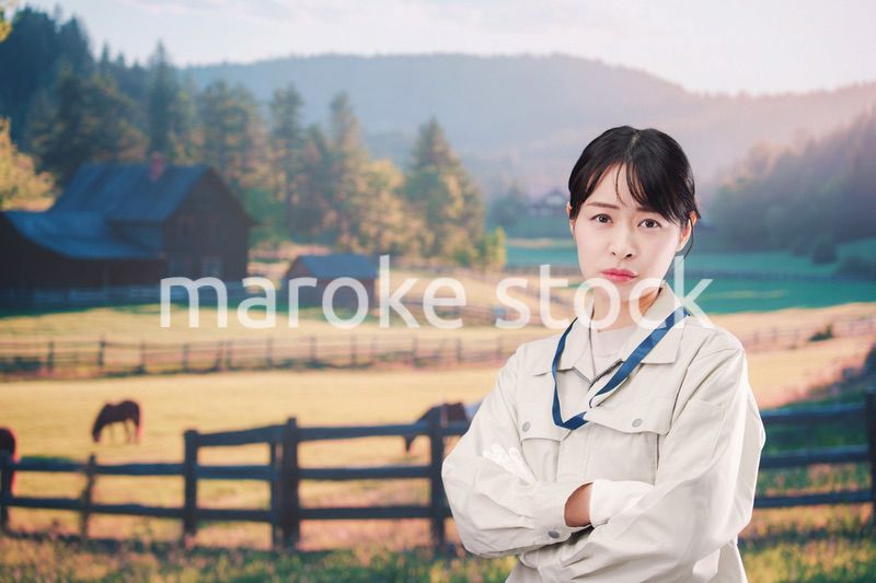 畑で悩む農家の若い女性