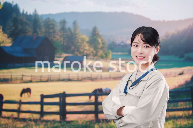 広い農園で働く農家の若い女性