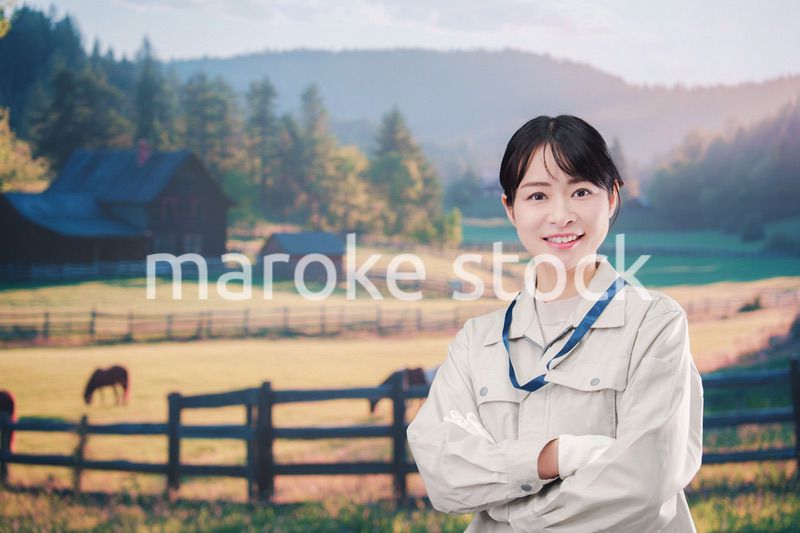 広い農園で働く農家の若い女性