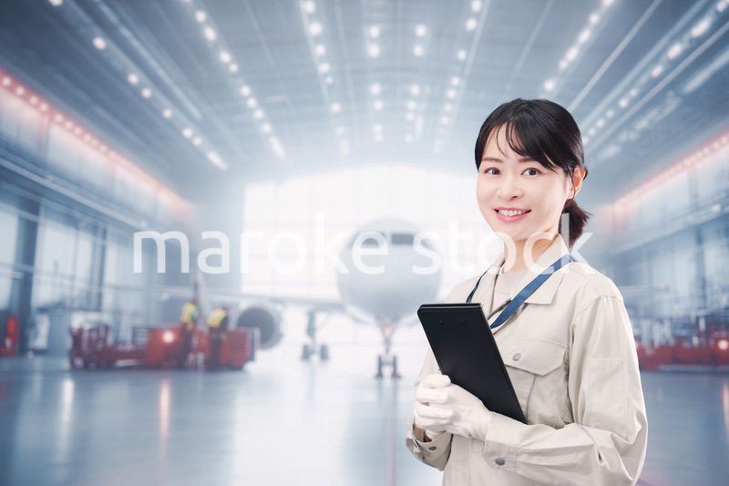 飛行機の格納庫で働く技術者の若い女性