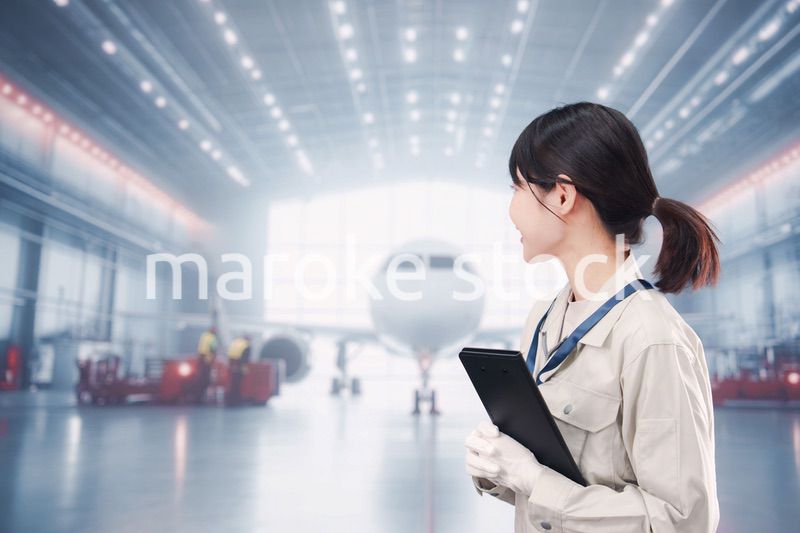 飛行機の格納庫で働く技術者の若い女性