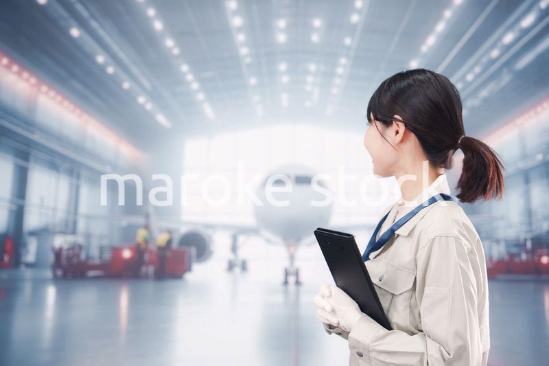 飛行機の格納庫で働く技術者の若い女性