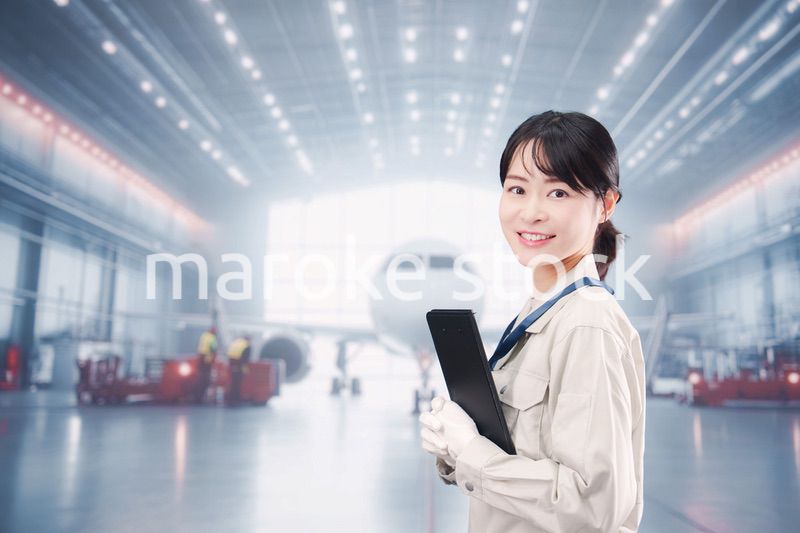 飛行機の格納庫で働く技術者の若い女性