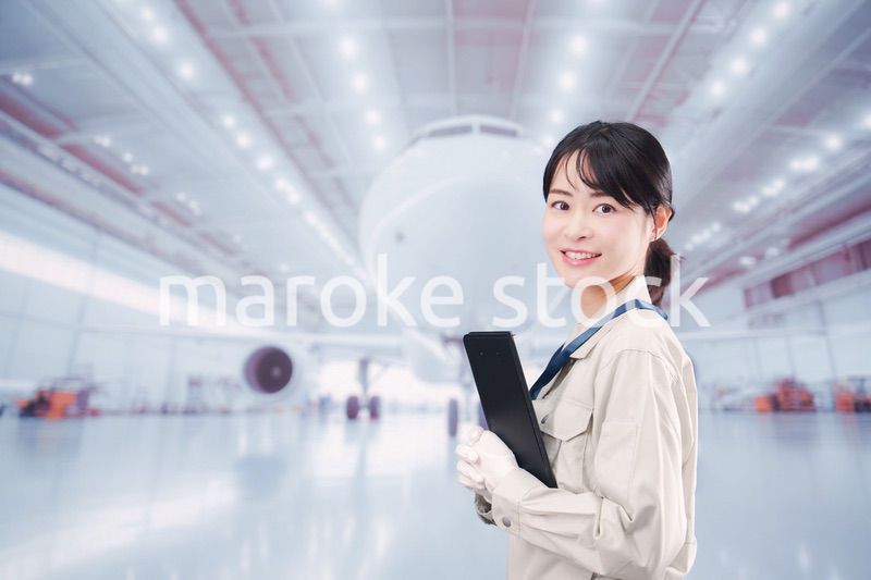 飛行機の格納庫で働く技術者の若い女性