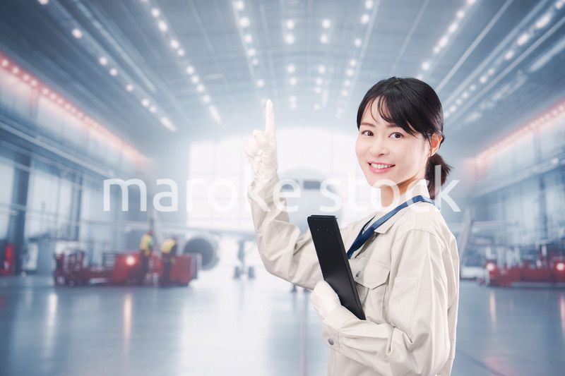 飛行機の格納庫で働く技術者の若い女性
