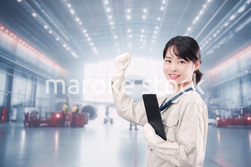 飛行機の格納庫で働く技術者の若い女性
