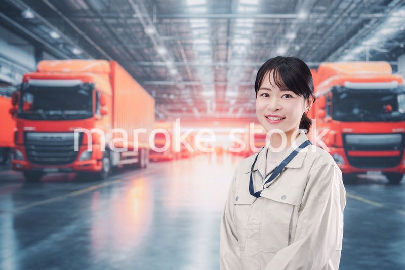物流業界でトラック運転士をする若い女性