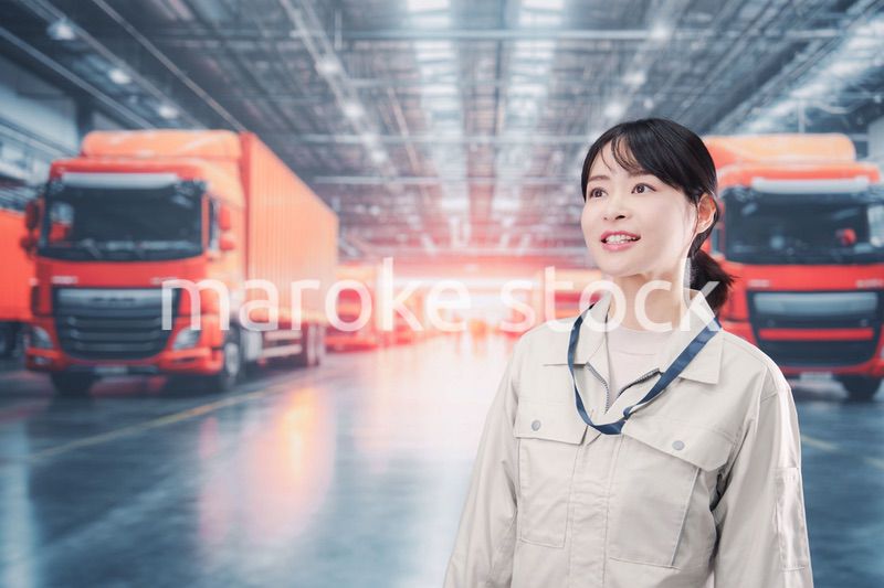 物流業界でトラック運転士をする若い女性