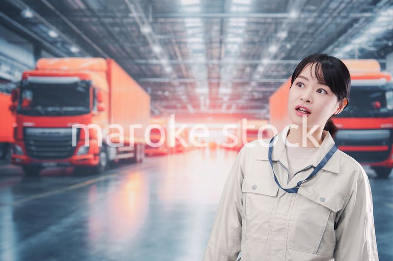 物流業界でトラック運転士をする若い女性